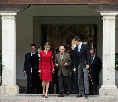 La reina Letizia, Juan Goytisolo y el rey Felipe VI en la ceremonia de entrega del Premio Cervantes en el Paraninfo de la Universidad de Alcalá de Henares (Madrid). Es la primera vez que los reyes Felipe y Letizia asisten a la entrega como monarcas, el 23 de abril de 2015.