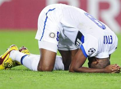 Eto'o se lamenta tras un fallo.