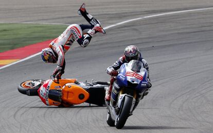 Dani Pedrosa cae durante el Gran Premio de MotoGP de Aragn, en Alca?iz, el 29 de septiembre de 2013. En primeri trmino est el piloto Jorge Lorenzo.