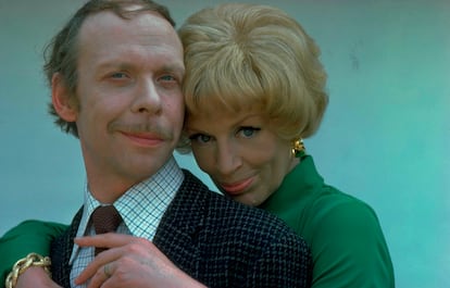 Brian Murphy y Yootha Joyce, caracterizados como George y Mildred Roper, sus personajes en la serie 'Los Roper', en 1976.