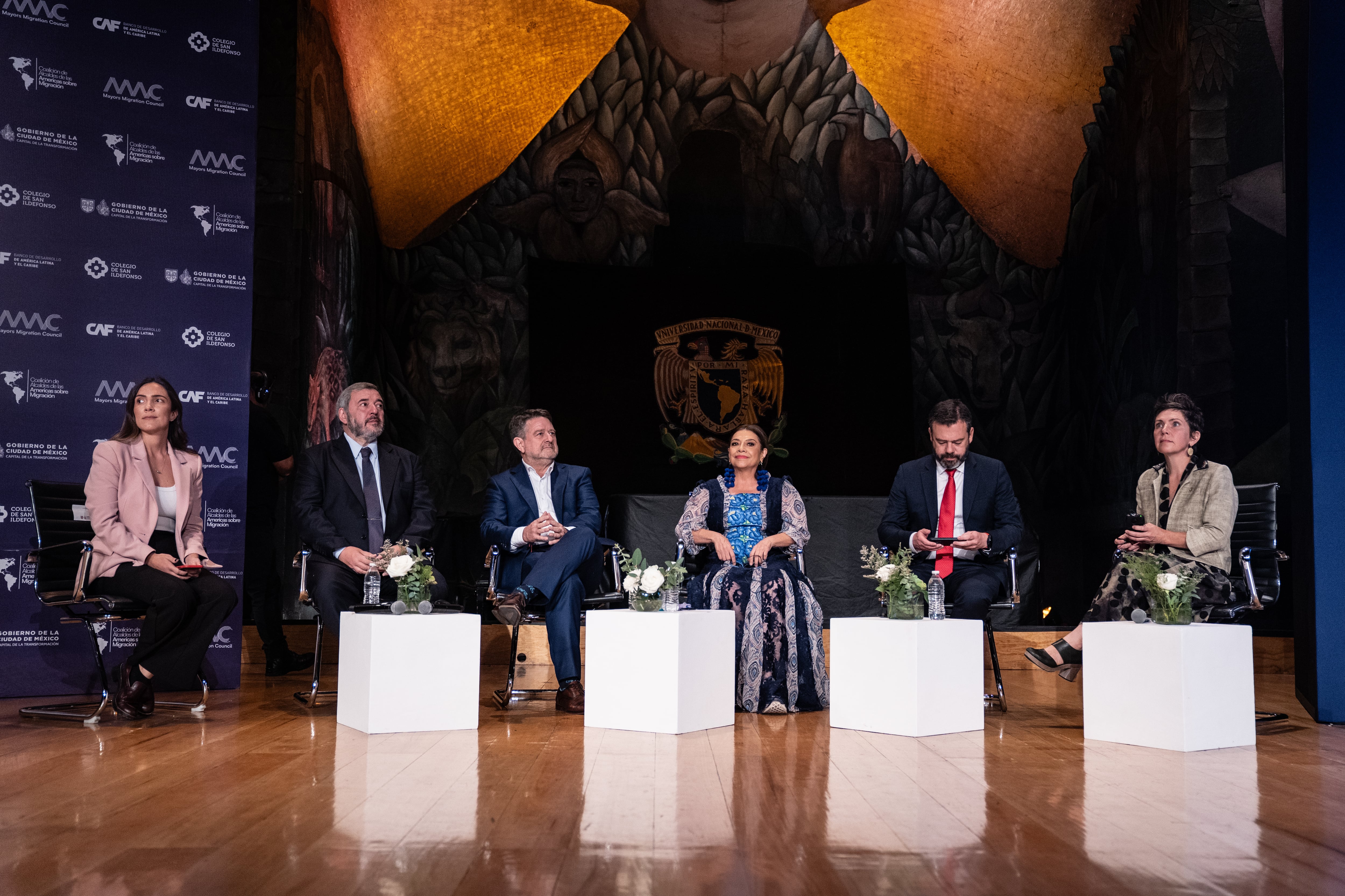 Panel del foro ‘Coalición de Alcaldes de las Américas sobre migración’, realizado en el Anfiteatro Simón Bolivar del Colegio de San Ildefonso, en Ciudad de México.