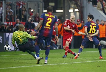 Robben bate a Víctor Valdés, en Allianz Arena el 28 de abril de 2013. 