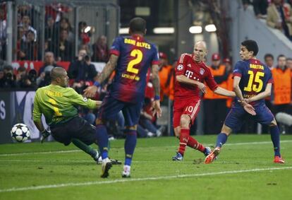 Robben bate a Víctor Valdés, en Allianz Arena el 28 de abril de 2013. 