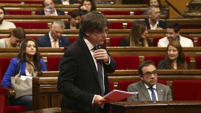El presidente de la Generalitat, Carles Puigdemont, en el Parlamento de Catalu&ntilde;a.