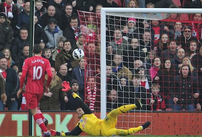 Gastón, del Southampton, marca ante el Queens Park Rangers