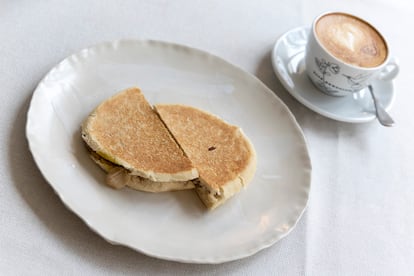 Con Tragabuches, Dani García centra la oferta gastronómica en los desayunos, aunque el horario es amplio y la carta también: hay más de 50 platos. En la foto, un mollete de zurrapa y un café.