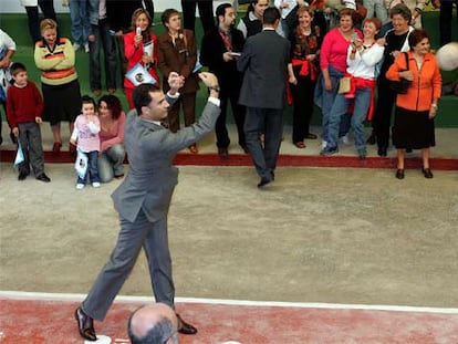 El príncipe Felipe juega a los bolos