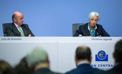 Luis de Guindos, vicepresidente del Banco Central Europeo, junto a la presidente de la entidad, Christine Lagarde, durante una conferencia en Fráncfort.