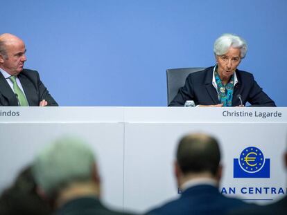 Luis de Guindos, vicepresidente del Banco Central Europeo, junto a la presidente de la entidad, Christine Lagarde, durante una conferencia en Fráncfort.