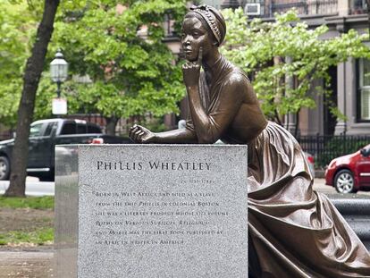 Estatua de la escritora Phillis Wheatley en el Memorial de Mujeres de Boston.