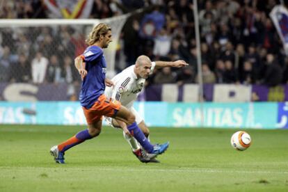 Zidane pugna con Angulo durante el encuentro del pasado domingo entre el Madrid y el Valencia.