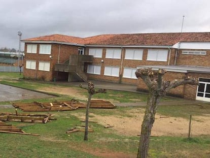 Restos de la cubierta del colegio de Noalla, en Pontevedra.