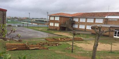 Restos de la cubierta del colegio de Noalla, en Pontevedra.