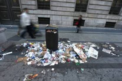 Basura acumulada en la calle Alcalá de Madrid EFE/Archivo