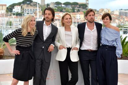 Los miembros del jurado Jessica Hausner, Diego Luna, Marthe Keller, Rubén Oestlund y Celine Sallette en un fotocall en el Festival de Cannes