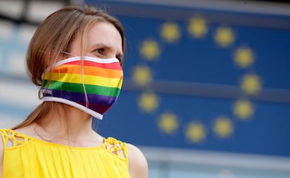 Ativista mostra seu apoio à comunidade LGTBI polonesa em frente ao Parlamento Europeu, nesta terça-feira.