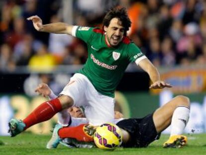 Beñat, del Athletic, y el valencianista Javi Fuego en un lance del partido de ida.