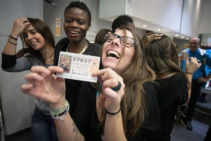 Trabajadoras de una joyería de un centro comercial de L'Hospitalet de Llobregat (Barceloan) muestran su alegría por el tercer premio, el 07637, el 22 de diciembre de 2014.