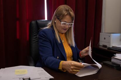 Ángela Vivanco lee el fallo sobre las isapres en su oficina en el Palacio de Tribunales de Justicia en Santiago, el 18 de mayo.