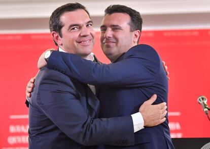 El primer ministro de Macedonia del Norte, Zoran Zaev (derecha), recibe a su homólogo griego, Alexis Tsipras, este martes en Skopje (Macedonia del Norte). Esta primera visita oficial de un jefe de Gobierno heleno a Macedonia del Norte ha sido posible tras quedar zanjada la disputa sobre el nombre de esta exrepública yugoslava. 