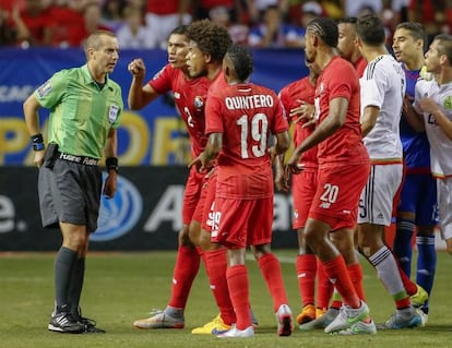 El árbitro Mark Geiger escucha los reclamos de Panamá.