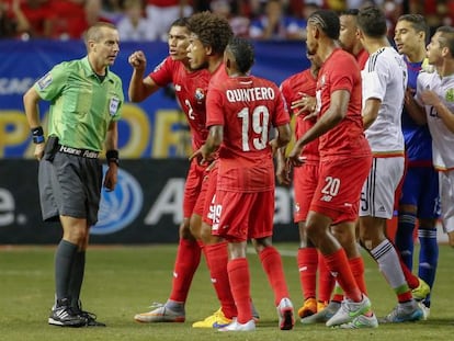 El &aacute;rbitro Mark Geiger escucha los reclamos de Panam&aacute;. 