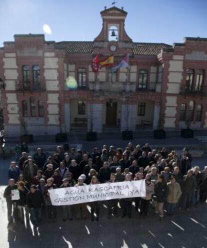 Vecinos de Rascafría protestan frente al Ayuntamiento por la gestión del agua.