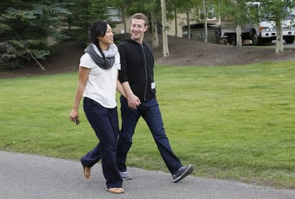 Zuckerberg y su esposa caminando por San Francisco.