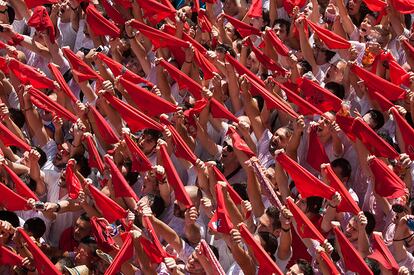Con los pañuelos rojos en alto y al grito de 'San Fermín, San Fermín', ha dado comienzo las fiestas de San Fermín 2015.