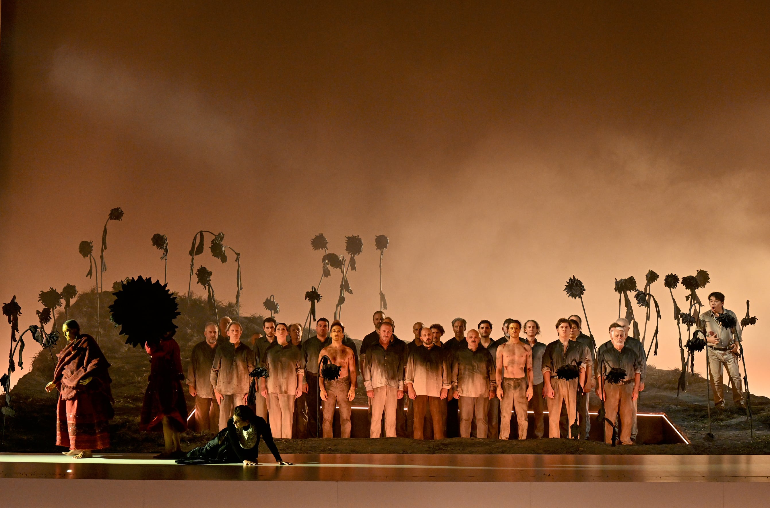 Girasoles quemados y coro de indígenas en el nuevo montaje de ‘Alzira’ estrenado en el Teatro Regio de Parma.