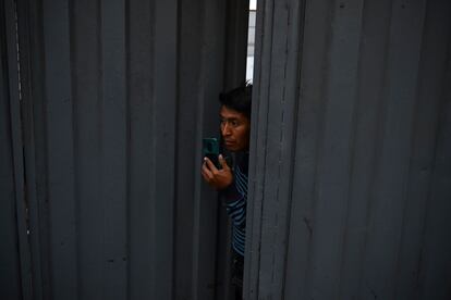 Un hombre graba los enfrentamientos desde la puerta de su negocio.