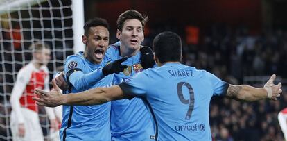 Neymar, Messi y Su&aacute;rez festejan un gol al Arsenal.