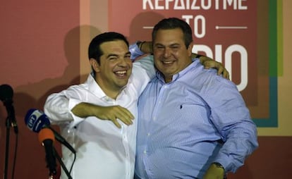 Tsipras junto a l&iacute;der de ANEL, Panos Kammenos, celebran la victoria de Syriza. 