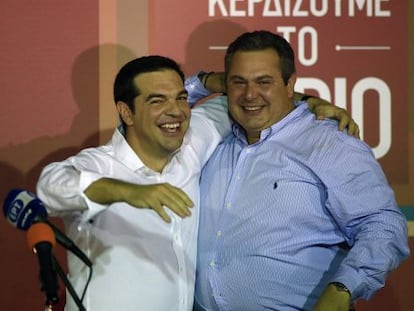 Tsipras junto a l&iacute;der de ANEL, Panos Kammenos, celebran la victoria de Syriza. 