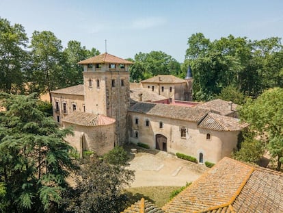 Antiguo palacete agrícola con hechuras de castillo que fue construido en el siglo XVII y ampliado en el XIX en Salt, Girona.