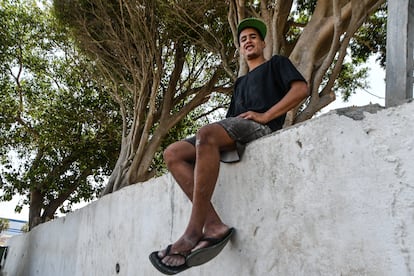 Monsef, que trabajaba en Marruecos con los turistas que hacían surf, posaba este viernes, cuando regresaba de hacer un trabajo esporádico como peón de obra.
