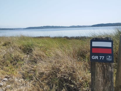 Un tramo de Palmilhar Portugal cerca de la laguna de Óbidos, con la señalización específica del nuevo sendero.
