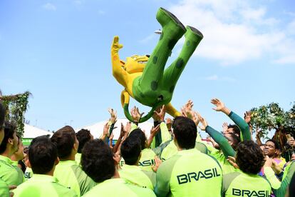 El equipo brasileño de Río 2016 lanza al aire a la mascota del evento después de su bienvenida oficial.