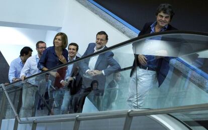 Jorge Moragas (a la derecha) seguido de Mariano Rajoy, Mar&iacute;a Dolores de Cospedal y otros dirigentes del PP en julio pasado en Madrid.