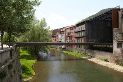 Una vista de la plaza-puente creada en Ripoll por los arquitectos RCR y Joan Puigcorb.