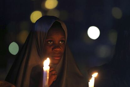 Otra activista cubierta con un velo sostiene velas en la vigilia de Abuja por la doctora Adadevoh. Ella fue quien impidi&oacute; al doctor Patrick Sawyer salir del hospital cuando era sospechoso de haber contra&iacute;do la enfermedad. Ese gesto evit&oacute; que el m&eacute;dico la propagara m&aacute;s. 