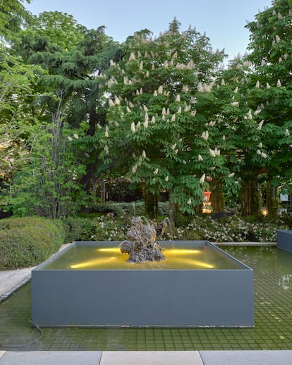 'Knight Mer' (2007-22) es una fuente de menor formato que puede recordar a cualquiera de los crustáceos o formas vivas con los que Lynda Benglis se cruzó en los pantanos de su Luisiana natal.