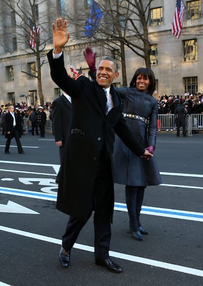 El presidente y la primera dama durante uno de los momentos en los que se han apeado del coche oficial para saludar al público que abarrotaba las calles del centro de Washington para asistir al desfile de la Inauguración.