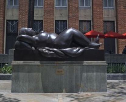 Una de las estatuas de Fernando Botero situadas en la plaza del mismo nombre.