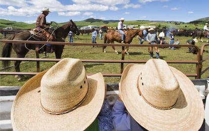 Dos niños con sombreros de 'cowboy' en un rancho cerca de Stanford, en el Estado de Montana (EE UU).