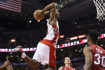 Terrence Ross, de Toronto, campeón del concurso de mates de este año, vuela ante la mirada de varios jugadores de los Heats de Miami.