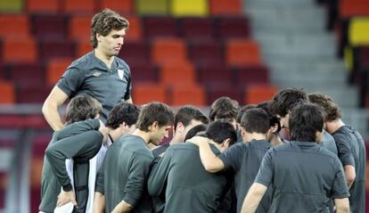 Llorente escucha instrucciones junto a sus compañeros.