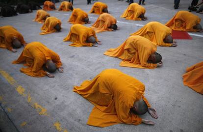 Monjes budistas durante una ceremonia en vísperas del Día de Vesak, en el que se conmemora el nacimiento, la iluminación y muerte de Buda, en Singapur. 12 de mayo de 2014.