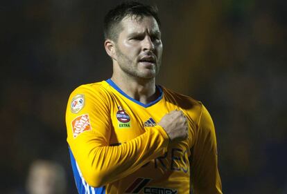 Gignac festeja su segundo gol 