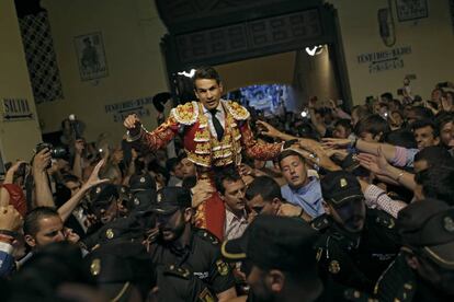 Jose Maria Manzanares, saliendo a hombros en las Ventas el mi&eacute;rcoles.